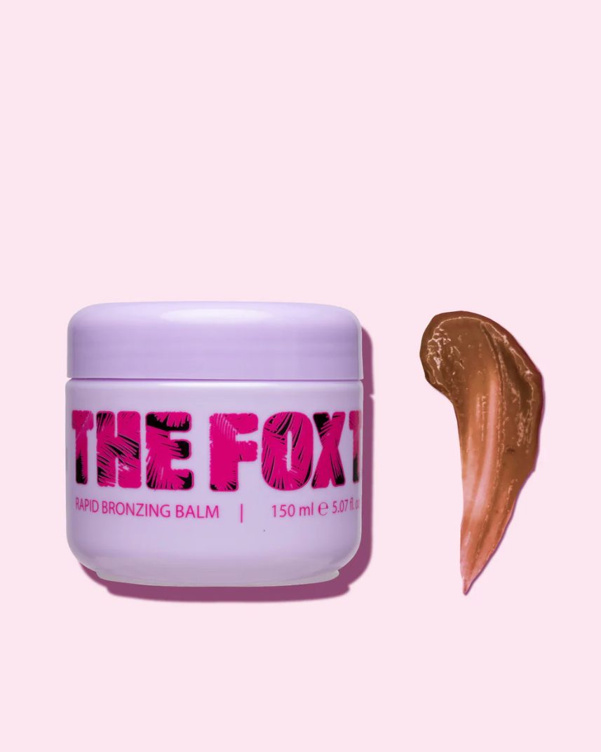 Baume accélérateur de bronzage RAPID BRONZING, pot violet, texture soyeuse, fond rose.
